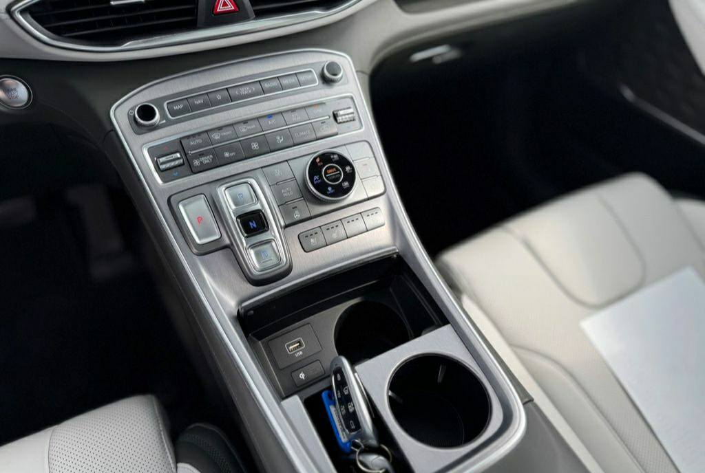 Hyundai Santa Fe Signature Plug-In Hybrid – Image 21